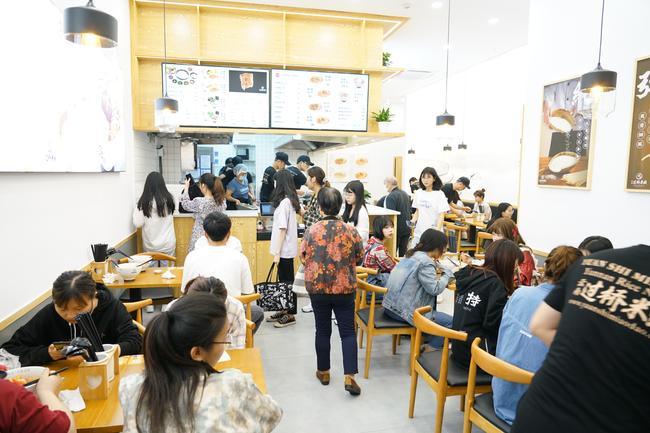 如何挑選適合的米線加盟品牌：一看二比三咨詢